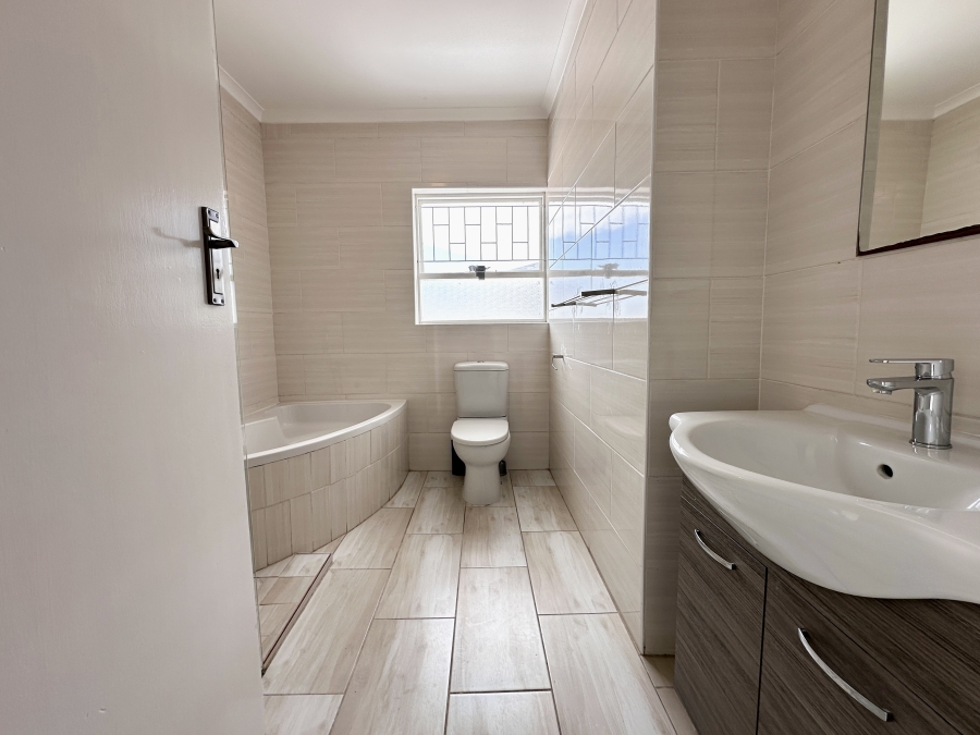 4 Bedroom Property for Sale in Bloubergrant Western Cape